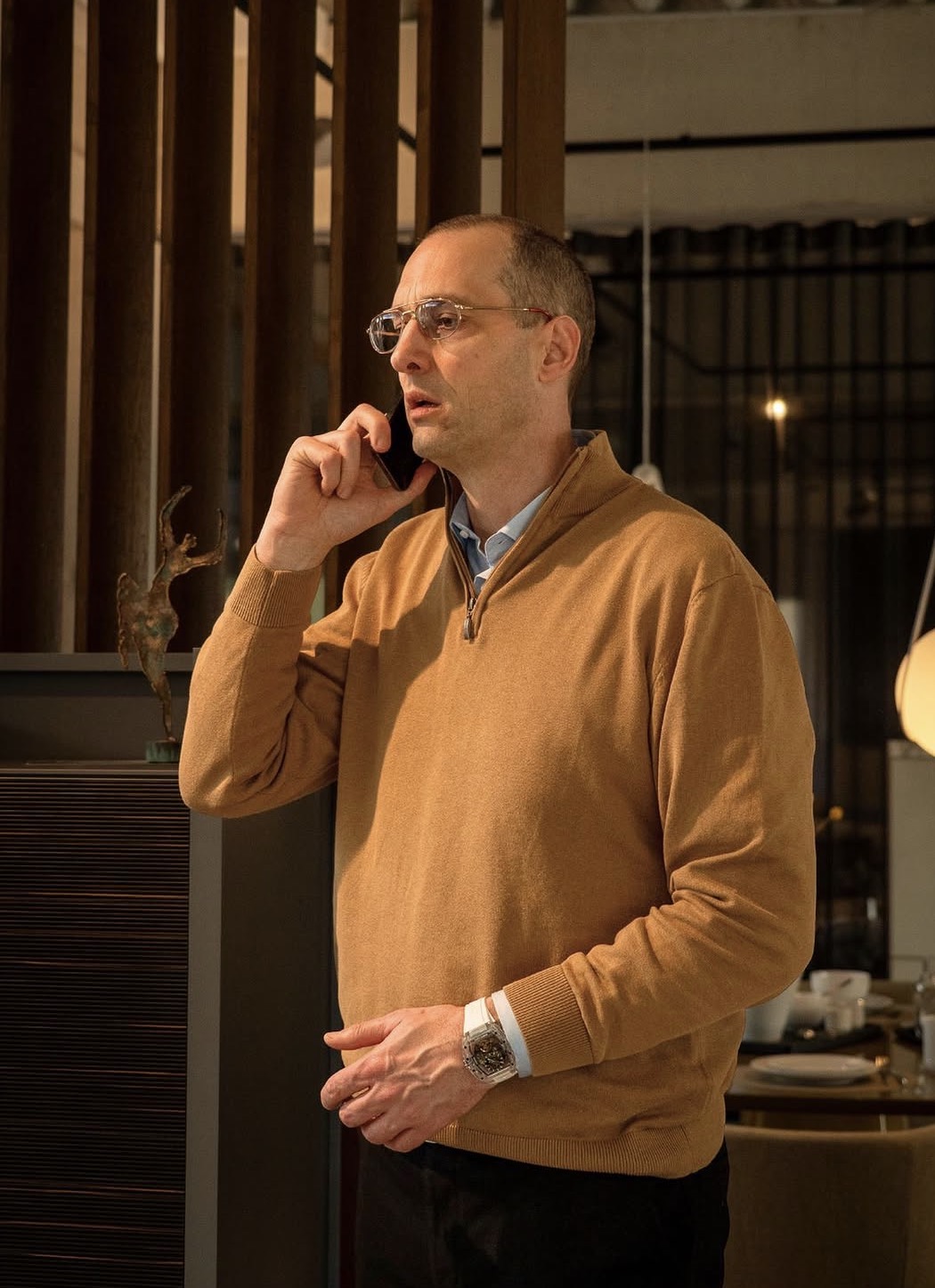 Claus Döhler im geschäftlichen Telefonat