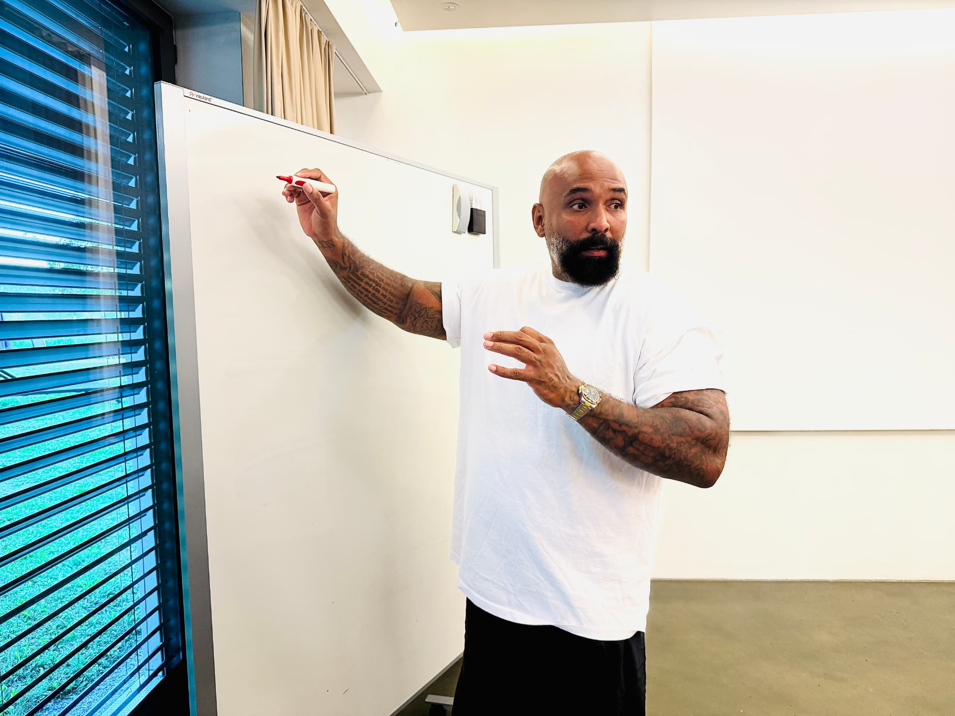 Lorence Eni bei einer Präsentation am Whiteboard